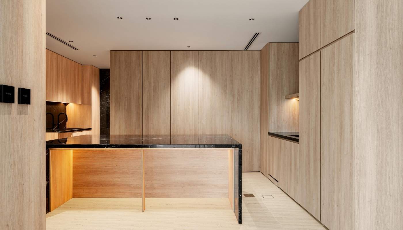 خدمات التشطيب الخارجي للمباني – Star Finishes فريق Star Finishes أثناء تنفيذ تشطيبات خارجية للواجهات والحدائق