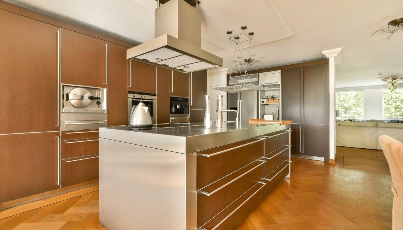 شخص يختار مواد وألوان التشطيبات الداخلية مع عرض عينات الدهانات والأرضيات